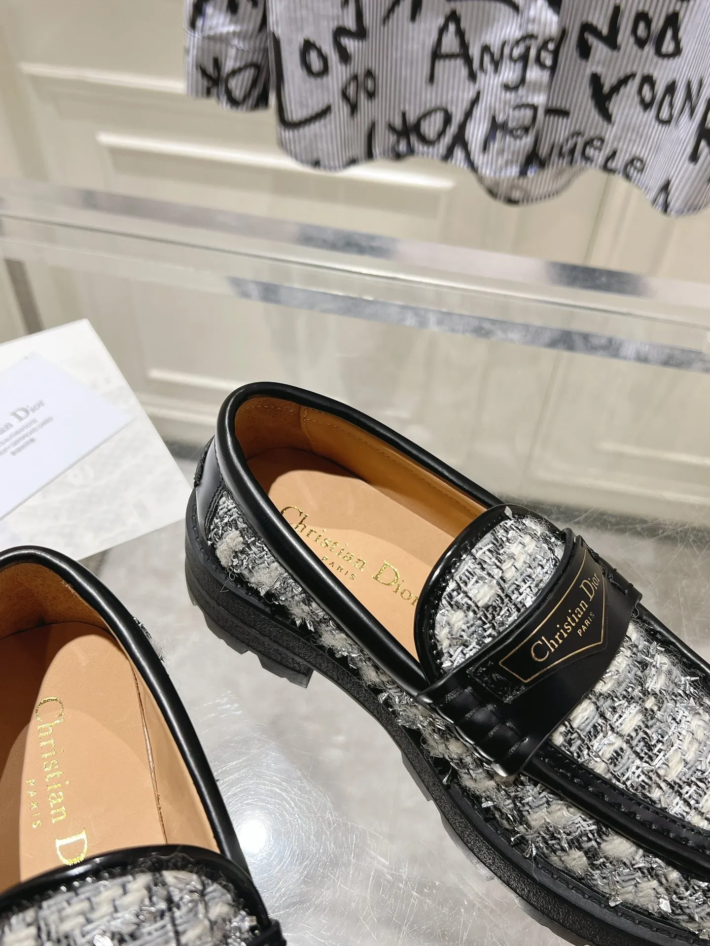 👟👟Ex-factory price 680👟👟 𝐃𝐢𝐎𝐑 #2025 New loafers for early spring 🔥 The loafers you want at first sight #Simple and elegant ‘Low-key luxury! Equipped with eye-catching Chanristian Dior logo buckle #very high-end, comfortable and good-looking💯 and easy to match #spring, summer, autumn and winter🉑️! Upper: imported open-edge beaded cowhide spliced ​​with custom-made fabrics from the counter; lining: water-dyed cowhide; sole: rubber foam outsole, highly elastic and lightweight! size: 35-40 (40 customized)